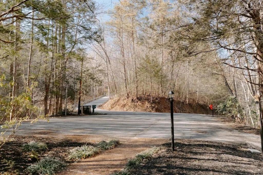 Cabin With Treehouse Views, 3 King Beds, 4 Bunks, And Large Hot Tub! Gatlinburg Exterior foto
